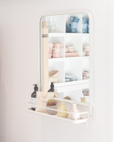 Espejo blanco con estante - Deco & Living