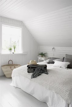 Habitación cama matrimonio en tonos blancos