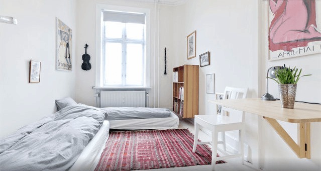 dormitorio de estilo danés con dos camas