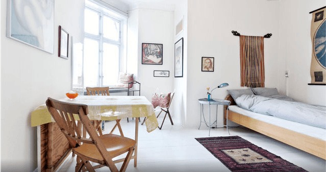 dormitorio de estilo danés con estudio